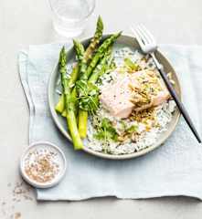 Saumon aux asperges, sauce aux câpres et riz au cumin