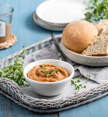 Pasta z białej fasoli z suszonymi pomidorami i tymiankiem