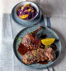 Ente vom Drehspieß mit Orangensauce und Rotkrautsalat