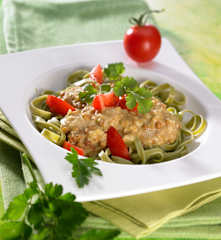 Grüne Nudeln mit Linsen-Curry