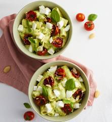 Insalata di pasta con pesto di zucchine e pomodorini confit