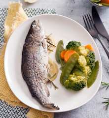 Cytrynowo-rozmarynowy pstrąg i warzywa na parze