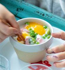 Œufs cocotte aux petits pois, asperges et jambon