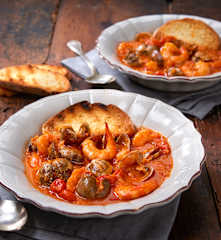 Venusmuschelsuppe mit Riesengarnelen