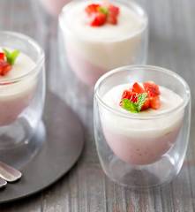 Frozen strawberry mousse with cream cheese topping