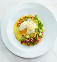 Uovo barzotto con salsa bernese al finocchietto, fave, pancetta e pane croccante all’aglio (di Chef in Camicia)