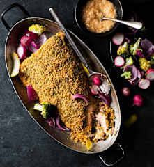 Salmón crujiente con verduras y salsa de limón