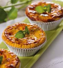 Mini quiche de palmito e manjericão