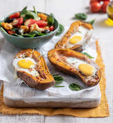 Bataty faszerowane jajkiem z sałatką ze szpinaku