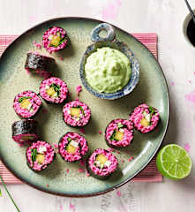 Sushi rosa con verduras y salsa de aguacate y wasabi