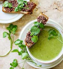 Soupe froide au cresson et tartines de tapenade