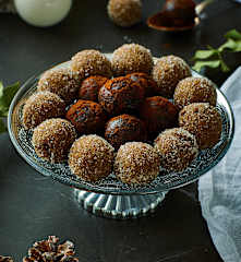 Bis di tartufini: pandoro e pistacchio; cioccolato e amaretti