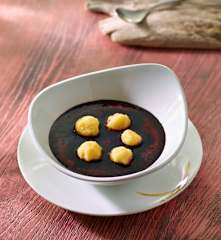 Holunderbeersuppe mit Grießklößchen