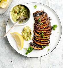 Rebanadas de portobello con chimichurri de aguacate