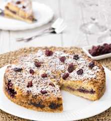 Sbriciolata di farro e nocciole ai frutti di bosco