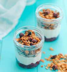 Iogurte grego com aroma de limão, doce de framboesa e granola