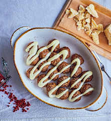 Polpette con prugne e salsa al Parmigiano reggiano