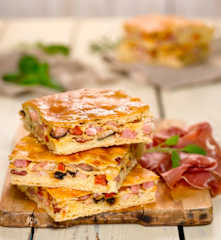 Mazancové těsto plněné klobásou