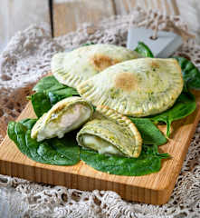 Mezzelune agli spinaci con tacchino e mozzarella