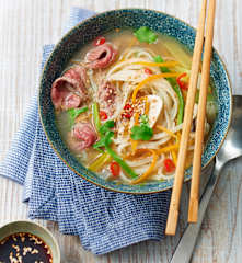 Ramen aux lamelles de bœuf, légumes et nouilles de riz