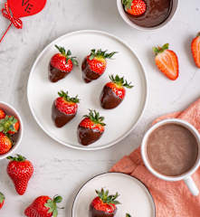 Truskawki w czekoladzie i gorąca czekolada do picia