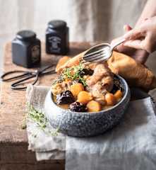 Cuisse de lapin, carottes et pruneaux