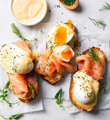 Huevos mollet con salmón ahumado y salsa holandesa