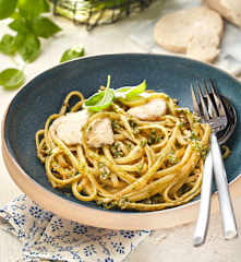 Linguine mit Basilikum-Petersilien-Pesto und veganem Mozzarella