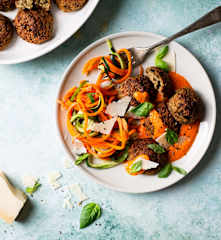 Albóndigas de berenjena con salsa de pimientos