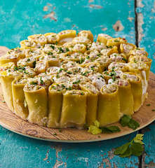 Torta di paccheri in piedi con prosciutto e piselli