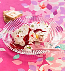 Nougat glacé et son coulis de fruits rouges