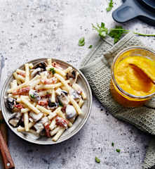 Velouté de carotte au curcuma, pâtes aux lardons et champignons