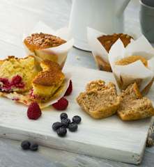 Muffins de frutos rojos y muffins de plátano y nuez