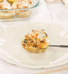 Patatas rellenas con butifarra, verduras y queso provolone