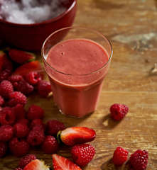 Batido de framboesa, manga e morango