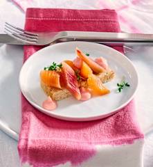 Lachsforelle mit gepickeltem Rhabarber und Purple-Curry-Mayo