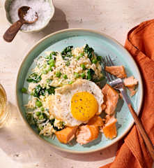 Spinat-Erbsen-Reis mit Lachs und Spiegelei