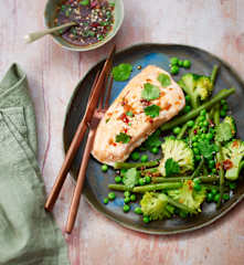 Saumon à la sauce japonaise et légumes verts