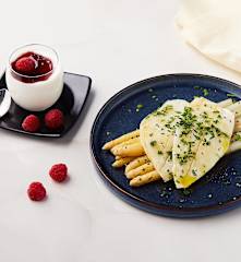 Menù: Filetti di halibut con asparagi bianchi; crema al cioccolato bianco con coulis ai lamponi (Bimby Friend)