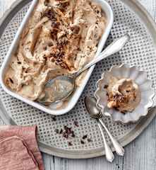 Bananen-Zimt-Eis mit Kakaonibs