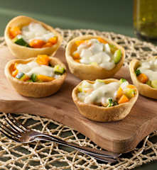 Cestini di frolla salata e verdure filanti