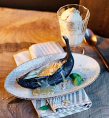 Gegrillte Bananen mit Erdnusseis und Karamell