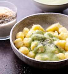Menù: Gnocchi con crema di zucchine e cocco; dessert yogurt e pere (Bimby Friend)