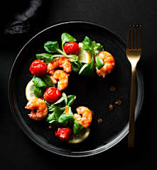 Ensalada con langostinos al ajillo y tomates cherry