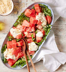 Wassermelonen-Salat mit Macadamiacrunch und Fetacreme
