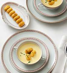 Crema reina de ave y quenelles de parmesano