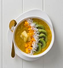 Tropical smoothie bowl