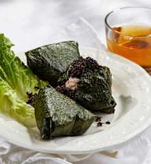 藜麦血糯米金枪鱼饭团