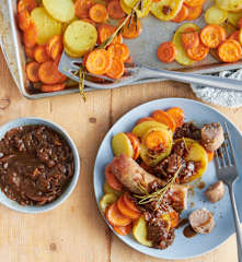 Bratwurst mit Zwiebelsauce und Ofengemüse
