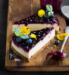 American Cheesecake mit Heidelbeersauce